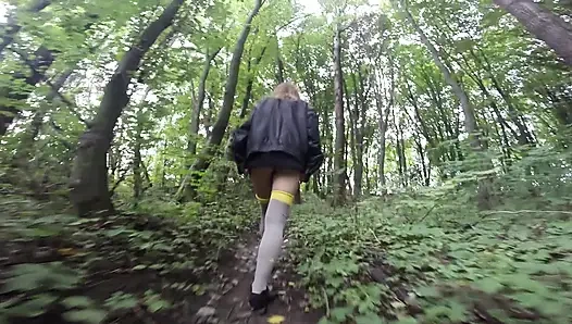 Голая киска в лесу