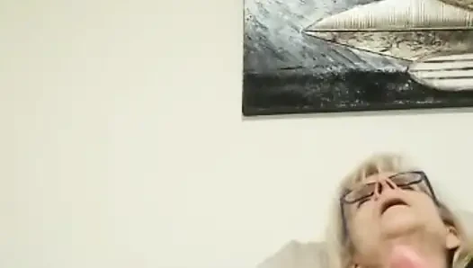 Büyük dildo ve sonra vibratörle bitirdi