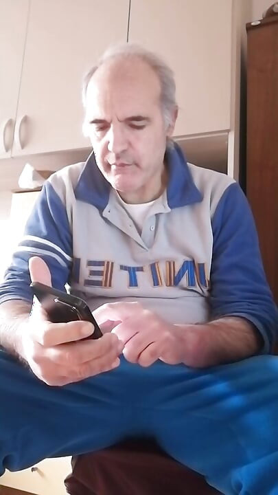Mi-am masturbat penisul tare și mi-am băgat degetele în fundul deschis