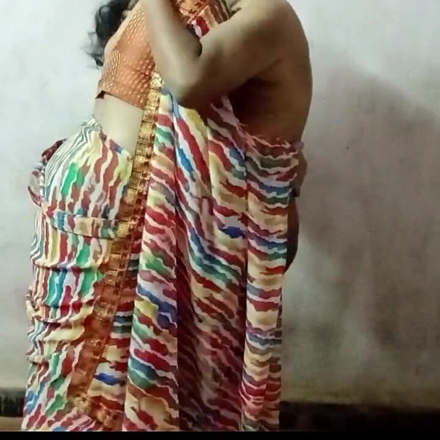 देसी सौतेला पापा अपनी युवा पत्नी को चोदता है