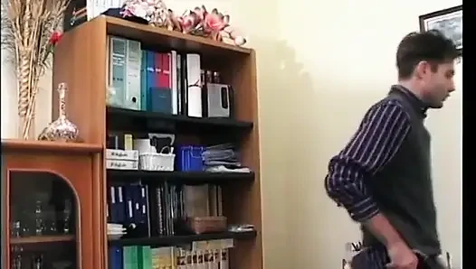Зрелая шлюшка с натуральными сиськами и черными чулками глубоко трахается