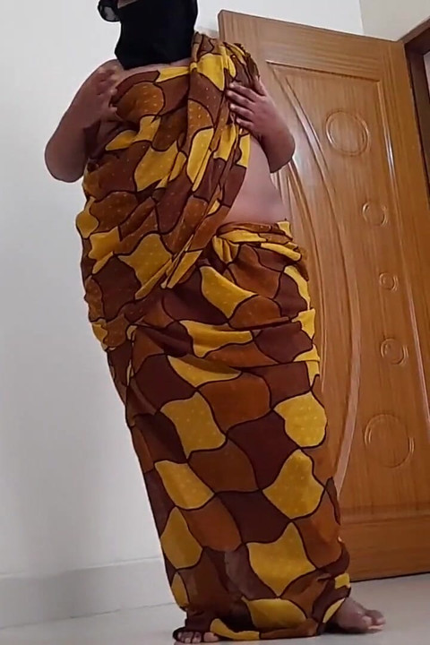 The son in law fucked the Gujarati sexy Stepmother in law when the wife was not at home