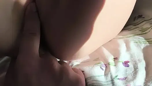 Üvey kız kardeşimin sıkı ve pürüzsüz amını parmaklıyorum