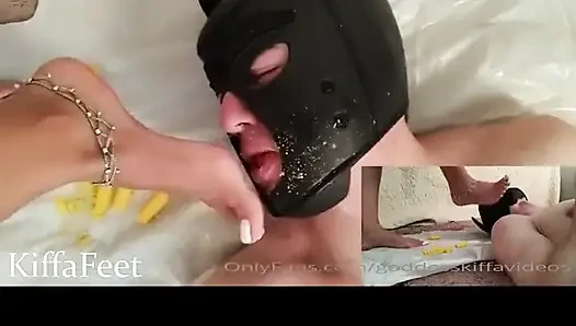 Göttin Kiffa auf ihrem bett