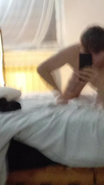 Coelho ruim, homens quentes entediados na cama