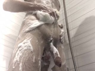 Adolescente toma ducha con espuma chico caliente
