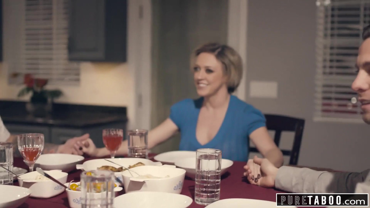 純粋なタブー義理の両親と義理の兄が新しい妹を歓迎