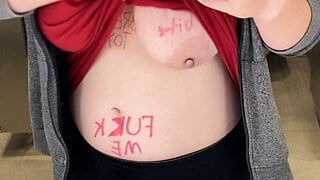 Une BBW pulpeuse sexy exhibe ses tétons attachés avec une écriture corporelle dans les toilettes publiques!