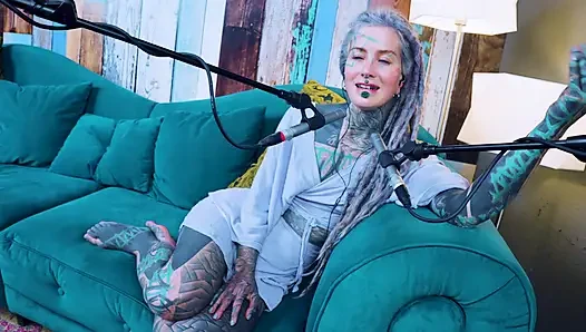 Aku berbicara tentang U - uncomfortable - ASMR podcast SFW berbicara tentang gadis gothic bertato rambut gimbal