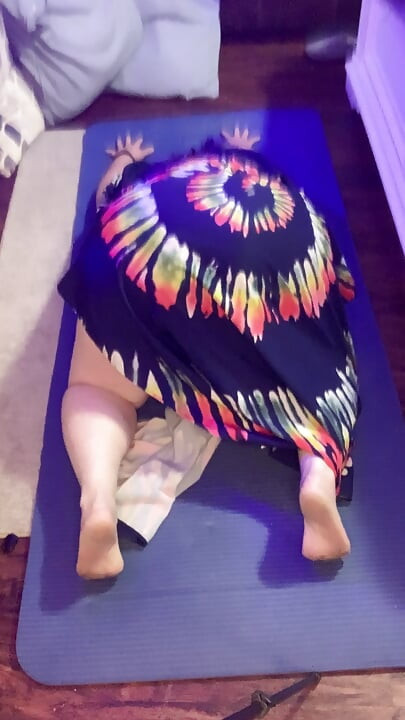 BBW Does Peek a Boo Yoga