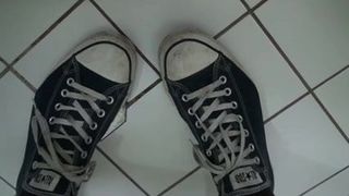 Converse 运动鞋和橡胶背带裤打手枪