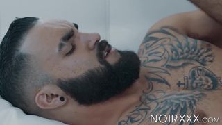 Getatoeëerde hunk Zaddy kreunt tijdens interraciaal anaal boren