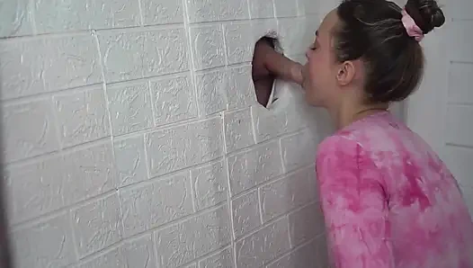 Дырка В Стене, Член Которой Реагирует На Каждое Движение