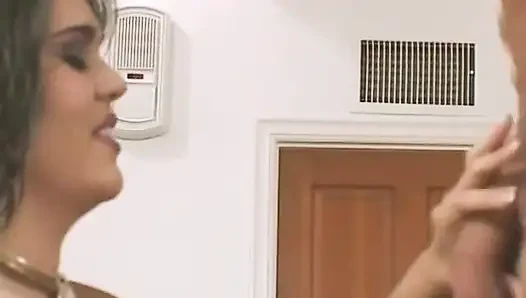 Cewek sange rambut cokelat dicrot di muka setelah dientot habis-habisan