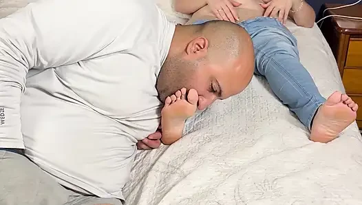 Ayaklarına dokunursam bana seks yapmama izin veriyor