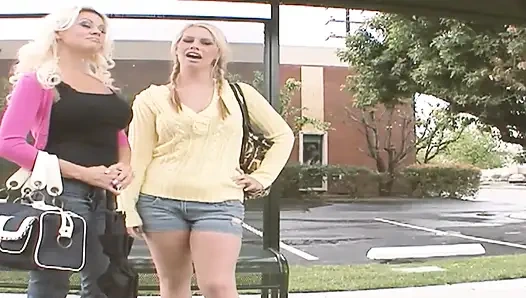 Amcık sahnesi seviyor - büyük memeli 1 sarışın lezbiyen orta yaşlı seksi çift dildolarla seks yapıyor