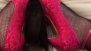 Pink heels and fishnets – cumming over black heels