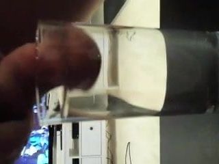 Éjaculation dans un verre
