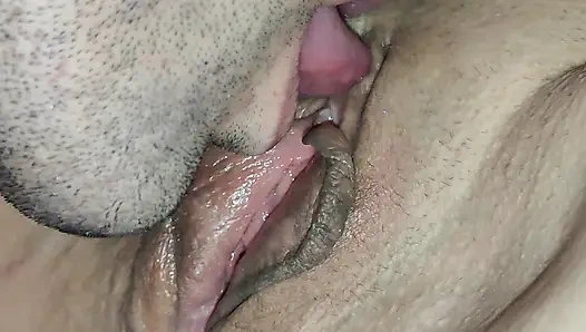 Муж поедает мою вагину. Я аж писнула)