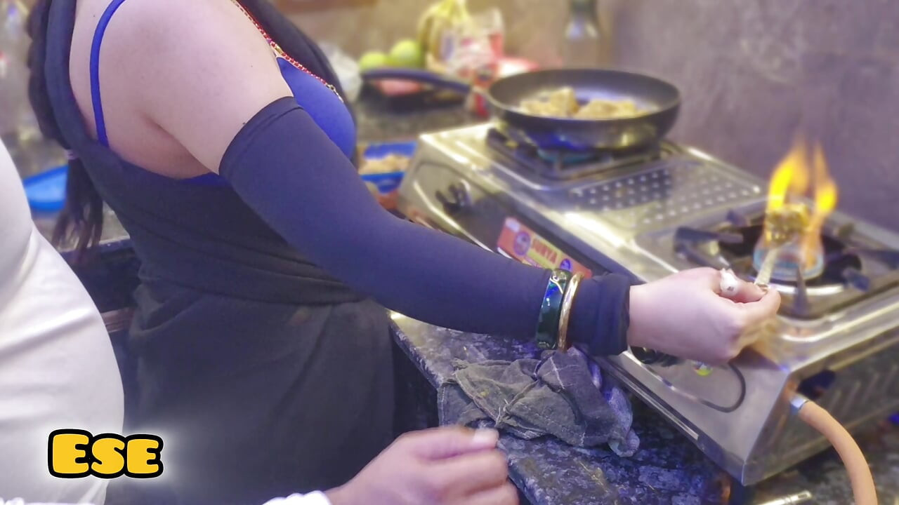 Chachi Ki Jabardast Chudai Kari Kitchen mein Jab wo khana Bnarahi thi..