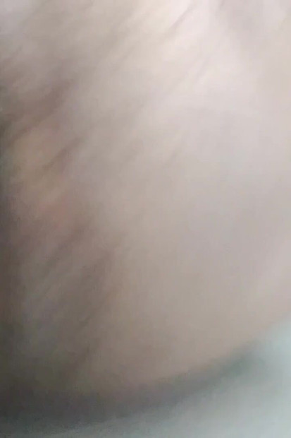 Saya berseronok dengan zakar dan pantat saya di bilik air