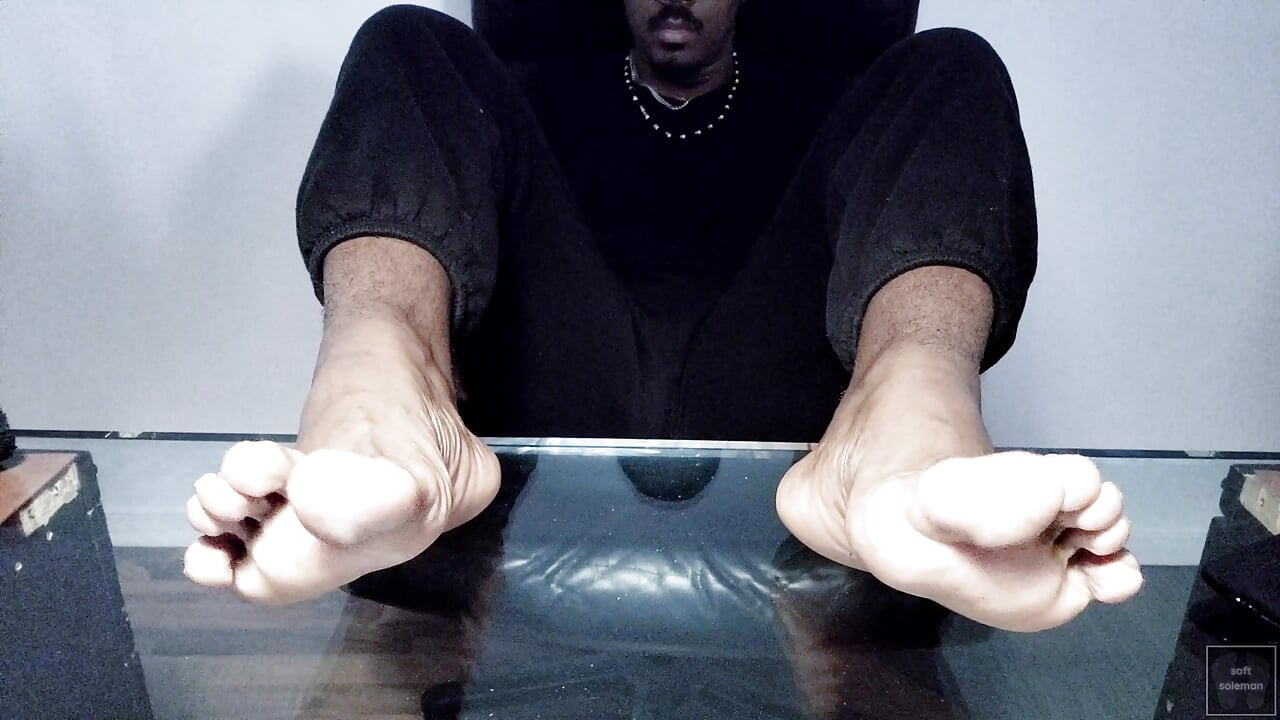 मैं अपने चमकदार मर्दाना तलवों को उजागर करता हूं (2025)