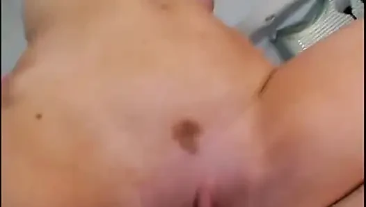 Pelacur rambut pirang dicrot di muka