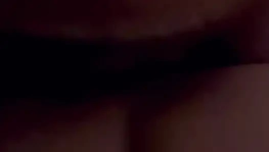 Ev yapımı gerçek amatör çift kanepede eğleniyor. Gerçek orgazm