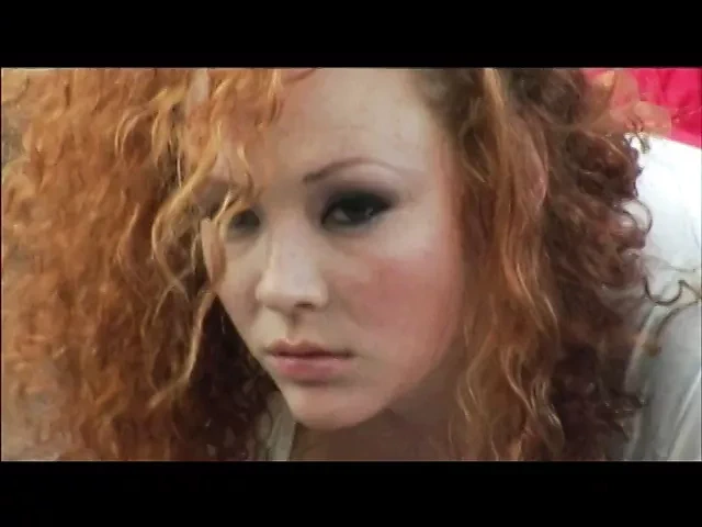 漂亮的圆奶红发婊子在房间里被性感的大块头操