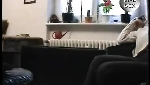 Tätowierte brünette MILF masturbiert und pisst, bevor sie einen schönen blowjob gibt