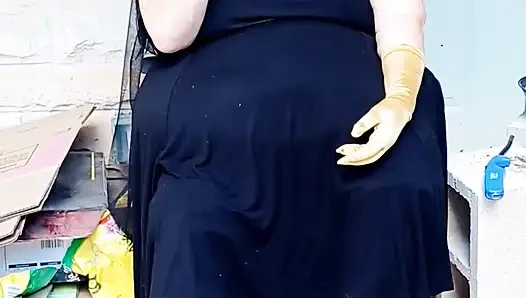 Gadis kelelawar sedang istirahat merokok di dalam dirinya