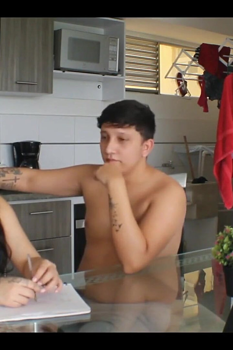 我的继父帮我做作业! 他舔我的阴户并操我 第1部分