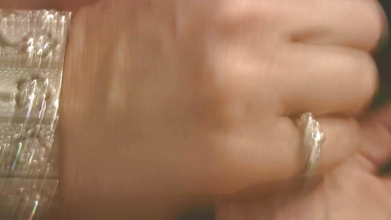 Swemature camina al club swinger, de vuelta en el hotel todavía cachonda puta, follada, chupando, tragando semen.