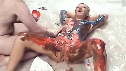 Seksi sarışın komşusu tarafından sikiliyor ve yenilebilir boyayla bulaşıyor