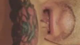 Léchage d&#39;un vagin tatoué
