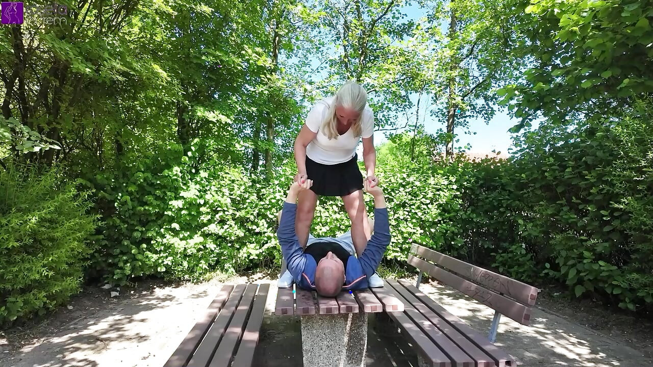 Openbare AO-vreemdeling neukt met creampie en muilkorf bij een rustplaats! Volledige film