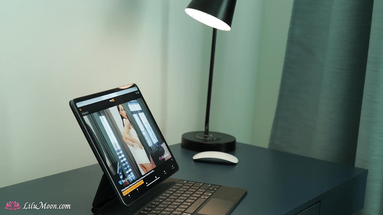 Orgasmer i strømper fra onani mens du ser på porno