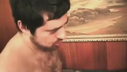Толстая крошка-латина позирует раком, когда в нее проникают двумя полюсами