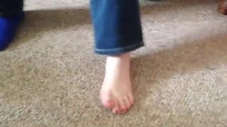 Schoonmoeder trekt haar sok uit om me haar tenen te laten zien