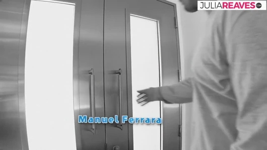 Блондинки-крошки сосут массивный член, затем трахаются по очереди