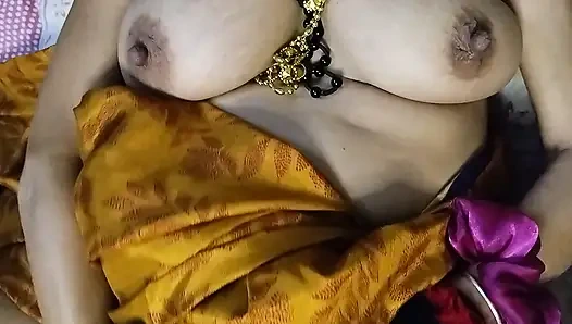 Bhabhi steckte sexzeug in muschi ein und nahm muschisaft heraus