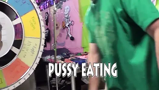 Göt dilleyen latin büyük memeli arkadaşına yardım ediyor