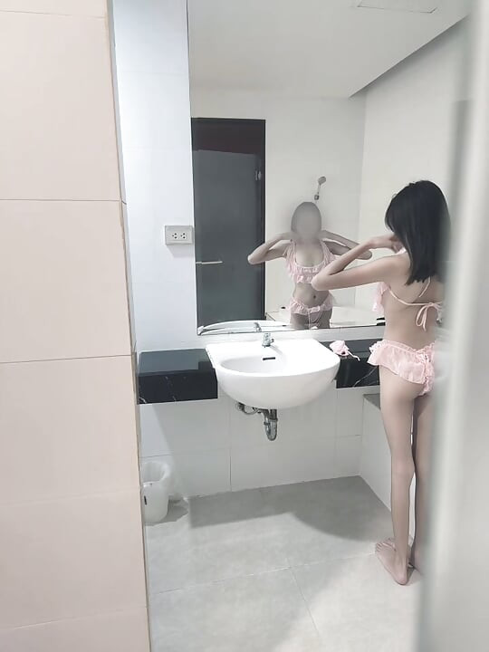 Η Catty Onlyfans αλλάζει σε σέξι στολή