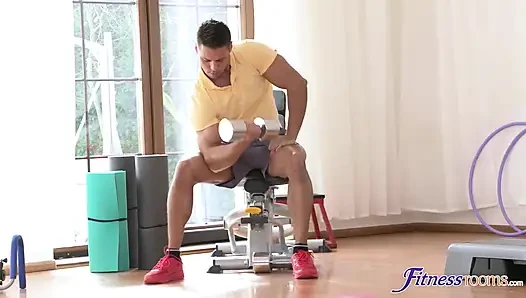 Fitness odaları - azgın esmer için dersten sonra seks