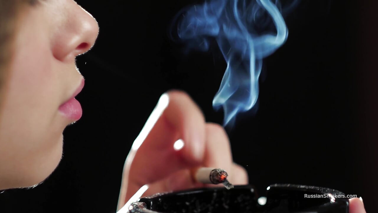 Ultra HD, une beauté russe fume des cigarettes au bord de la mer