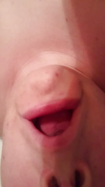 口を大きく開けたFTMの巨大な胸