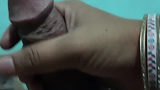 Adik tiri memijat penisku yang tebal dengan tangannya