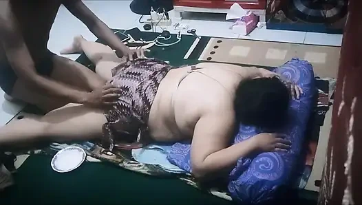 Janda gemuk menjadi terangsang saat dipijat