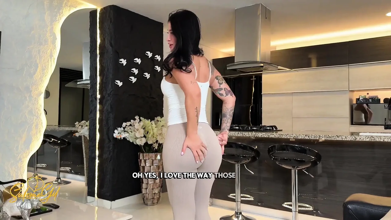 熟女——我性感的继母抓到我在偷看她, 给我上了真正的性爱课