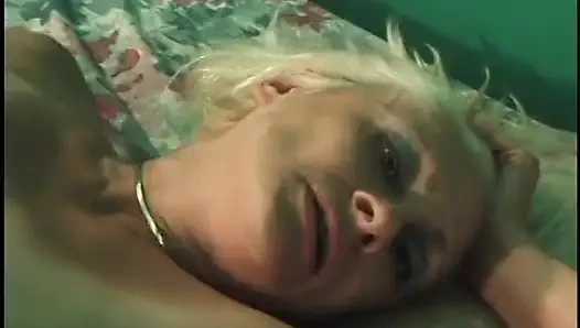 Sürtük olgun amını parmaklarken büyük yarağı emdiriyor